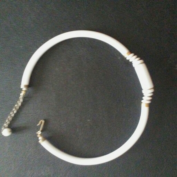 Vintage White plastica chocker - Picture 4 of 4
